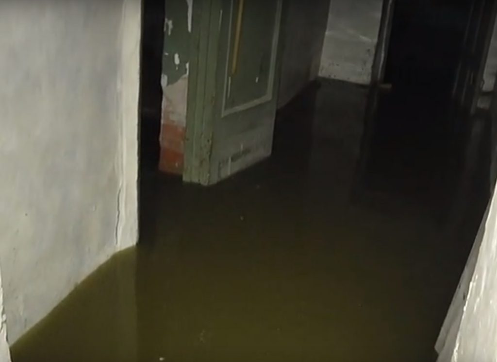 Мешканці одного з будинків у Харкові страждають від затоплення підвалу (відео)