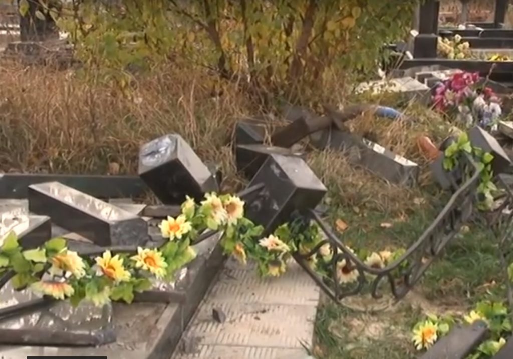 У Харкові священник влаштував погром на кладовищі (відео)