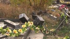 У Харкові священник влаштував погром на кладовищі (відео)