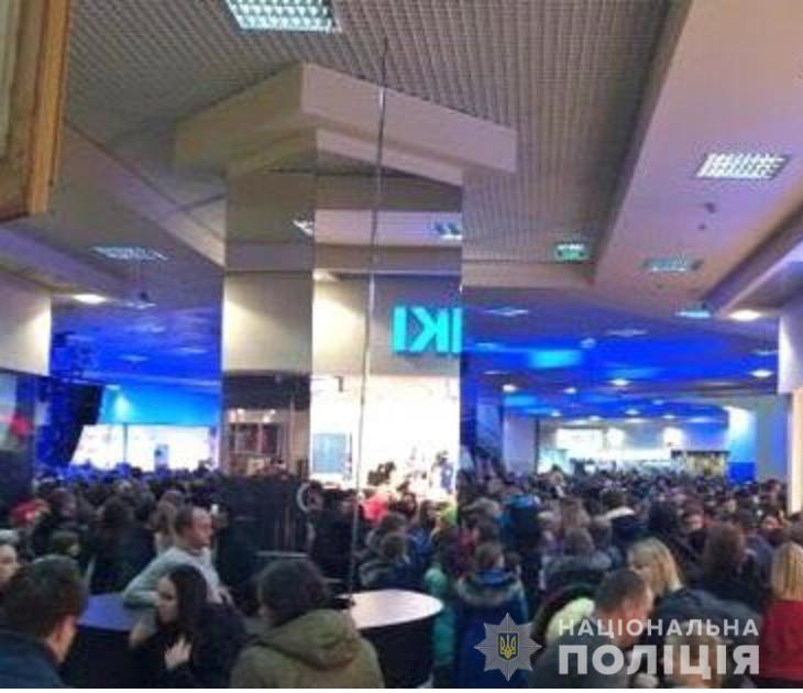 Охранник распылил слезоточивый газ в торговом центре в Харькове