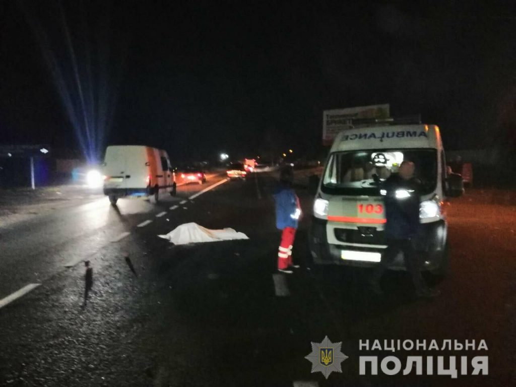 Элитная иномарка задавила двух человек в Солоницевке (фото)