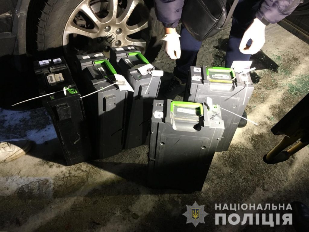 Нападение на инкассаторов в Киевской области: грабителя поймали с 1,8 миллиона в сумке (фото)