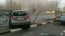 В Харькове водитель иномарки влетел в забор (фото)