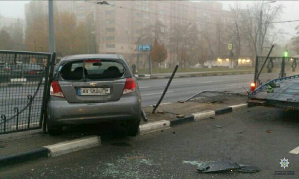 В Харькове водитель иномарки влетел в забор (фото)