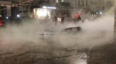 Прорыв трубы в Киеве: автомобиль провалился в яму с горячей водой (фото, видео)