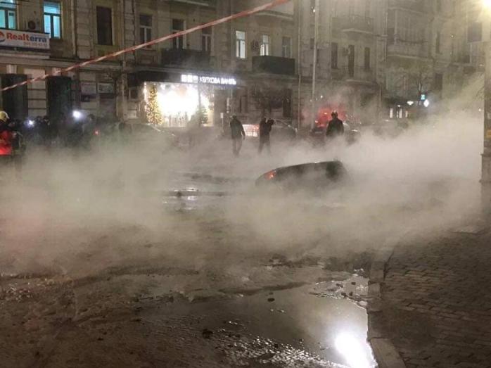 Прорыв трубы в Киеве: автомобиль провалился в яму с горячей водой (фото, видео)