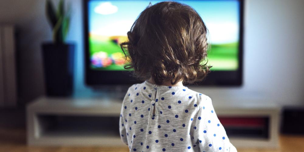 В Харьковской области на трехлетнего ребенка упал телевизор