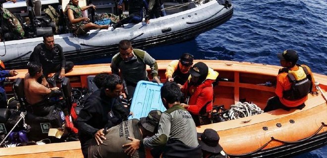 Фрагменты шасси найдены на месте крушения самолета в Индонезии