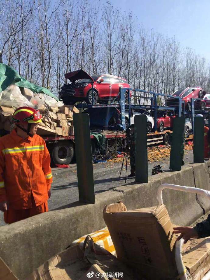 Столкновение 28 машин в Китае: есть погибшие и пострадавшие (видео)