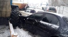 Под Харьковом трактор смял восемь машин (фото)