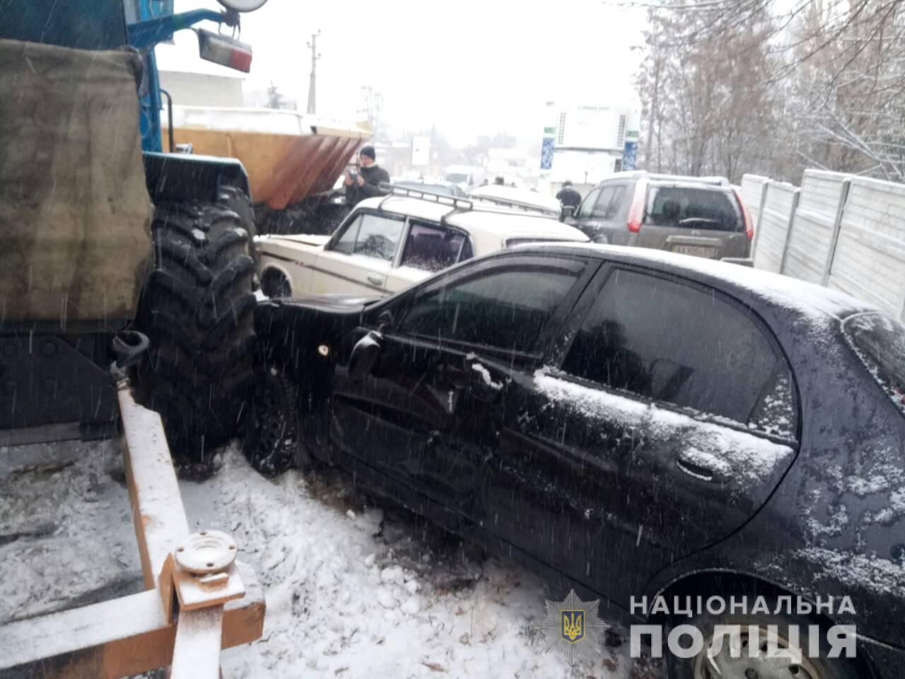 Под Харьковом трактор смял восемь машин (фото)