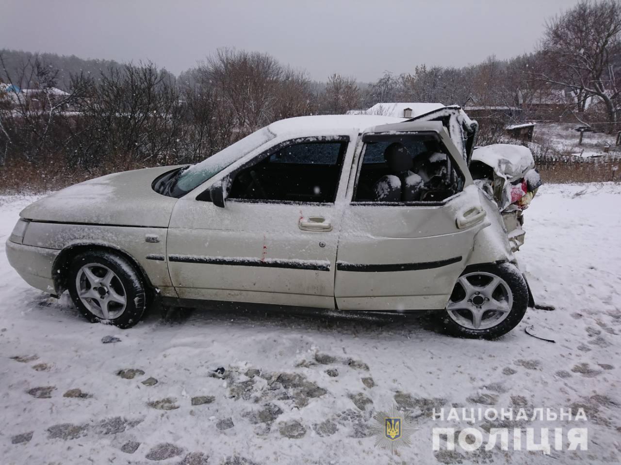 Под Харьковом из-за непогоды столкнулись грузовик и легковое авто (фото)