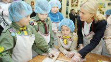 Светличная вместе с детьми испекла праздничное печенье для участников ООС