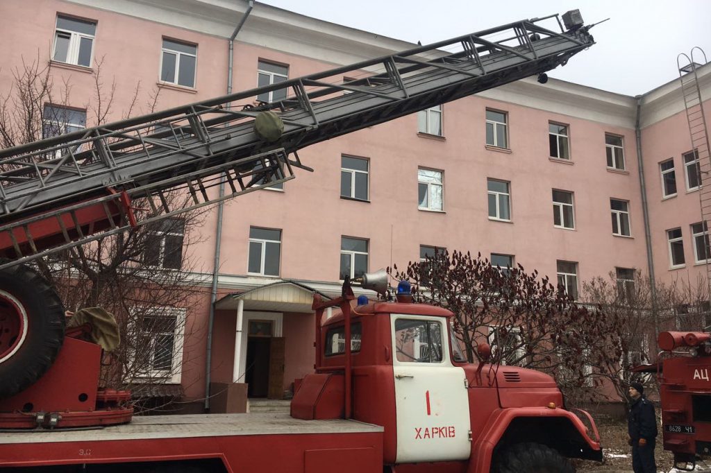 В Харькове для «спасения» студентов развернули автолестницу (фото)