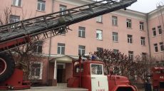 В Харькове для «спасения» студентов развернули автолестницу (фото)