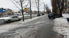 На Московском пр-те Ford Focus на еврономерах врезался в припаркованную «Волгу» (фоторепортаж)
