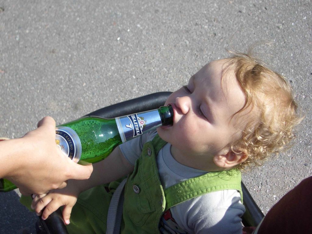 Харьковчанка «лечила» пивом годовалого ребенка, чтобы тот не плакал