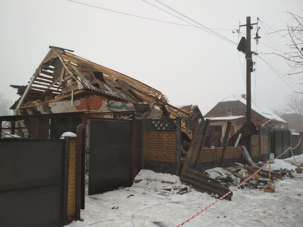 Взрывом газа с дома под Харьковом снесло крышу (фото)
