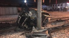 На Шевченко девушка-водитель на Mercedes въехала в столб (фото)