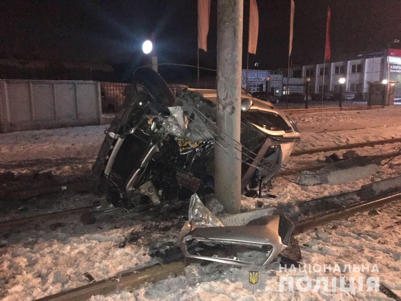 На Шевченко девушка-водитель на Mercedes въехала в столб (фото)