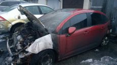 В гаражном кооперативе сгорел автомобиль (фото)