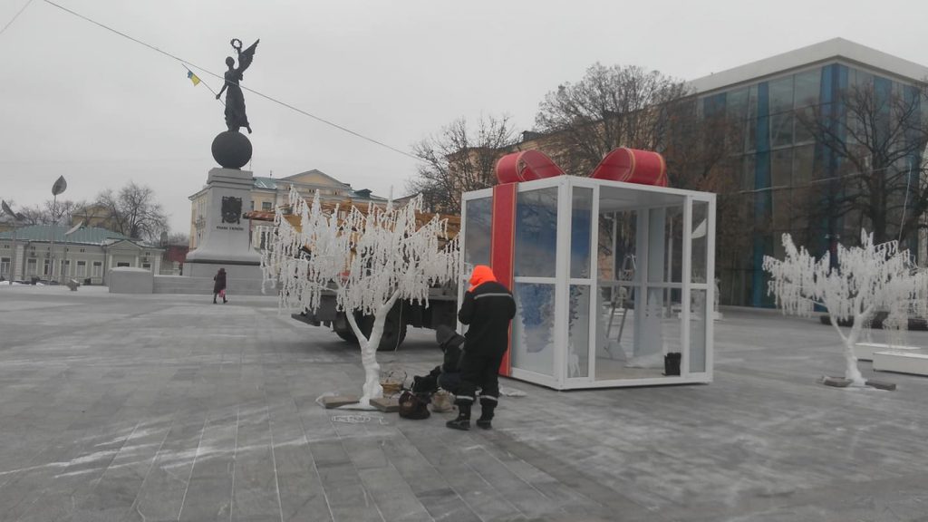 На площади Конституции монтируют Новогоднюю фотозону (фоторепортаж)