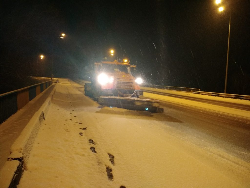 Ночью два района Харьковщины были занесены снегом (фото)