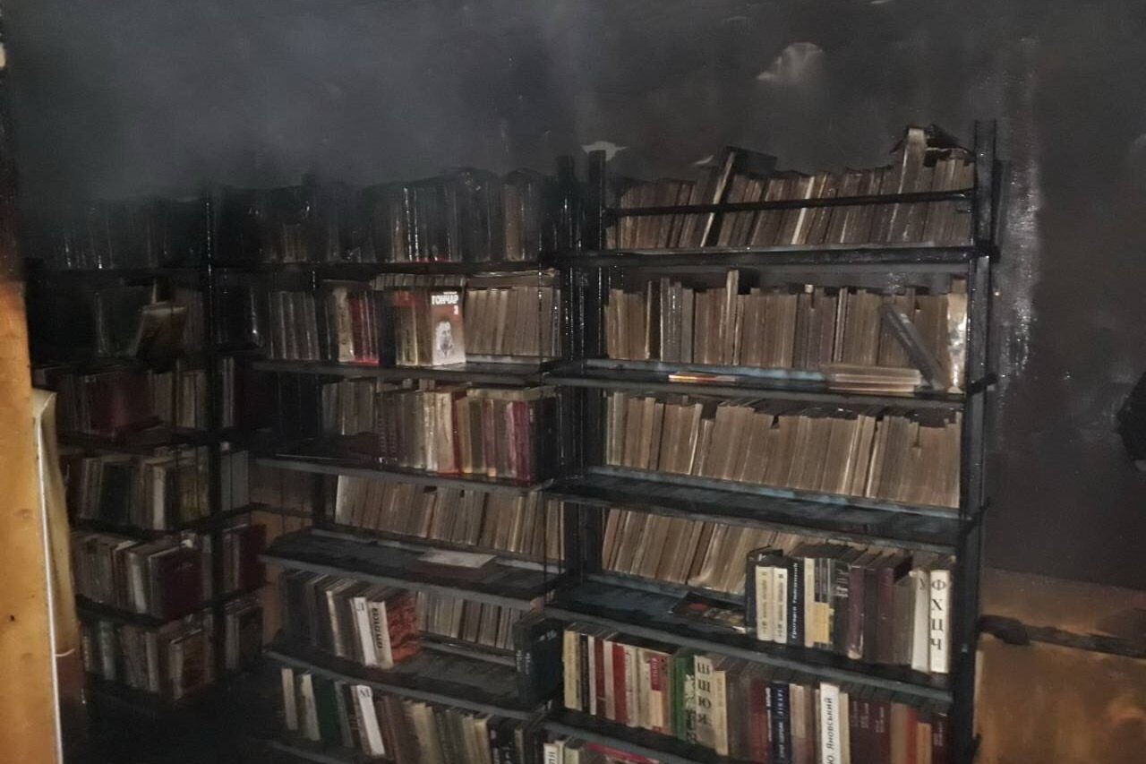 Пожары в музеях библиотеках. Пожар в библиотеке. Сгоревшая библиотека. Библиотека ИНИОН пожар. Тушение пожаров в библиотеках.