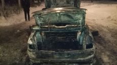 В Харькове во дворе многоэтажки сгорел автомобиль (фото)