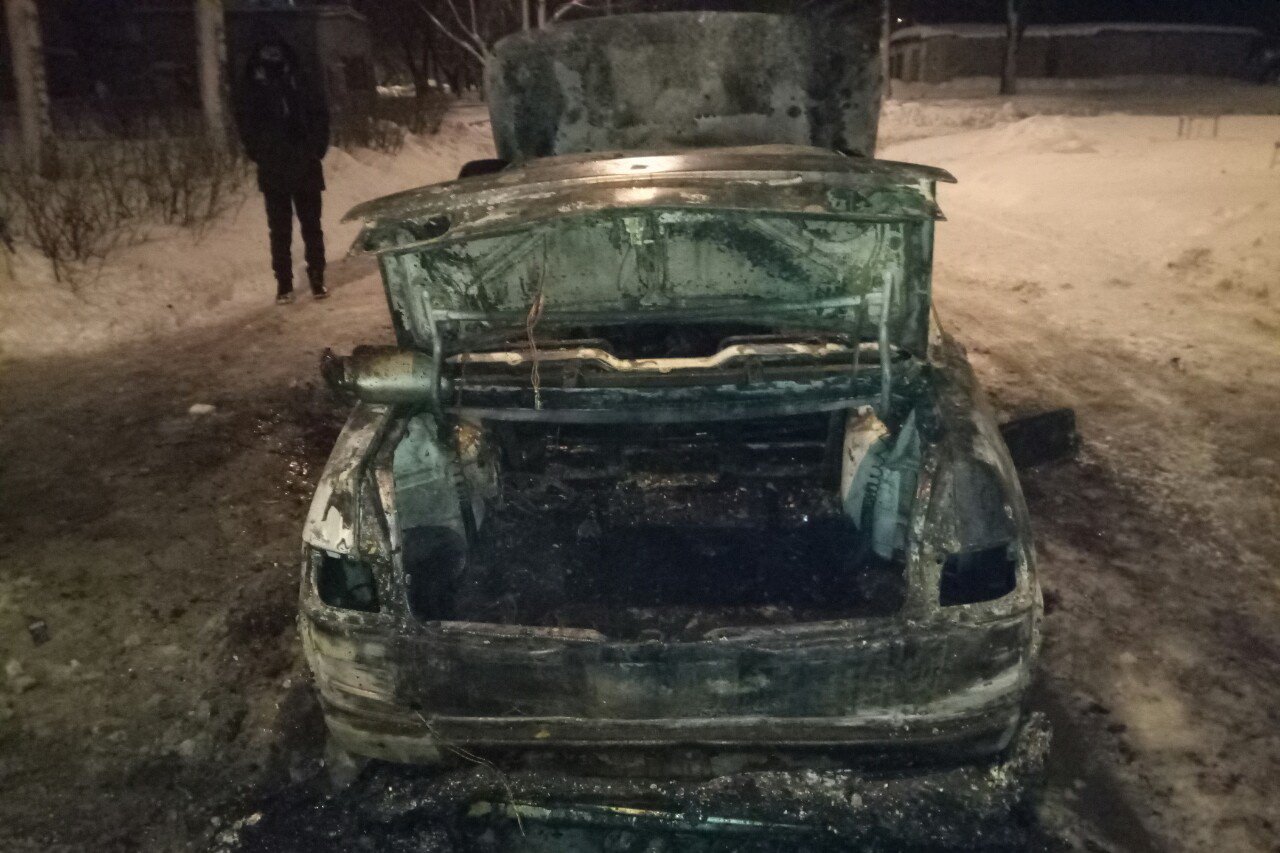 В Харькове во дворе многоэтажки сгорел автомобиль (фото)