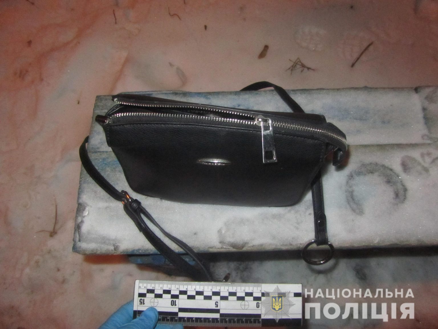 В подъезде многоэтажки на девушку напал грабитель