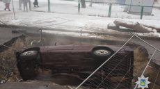 В Харькове еще один автомобиль занесло в яму, которую вырыли коммунальщики