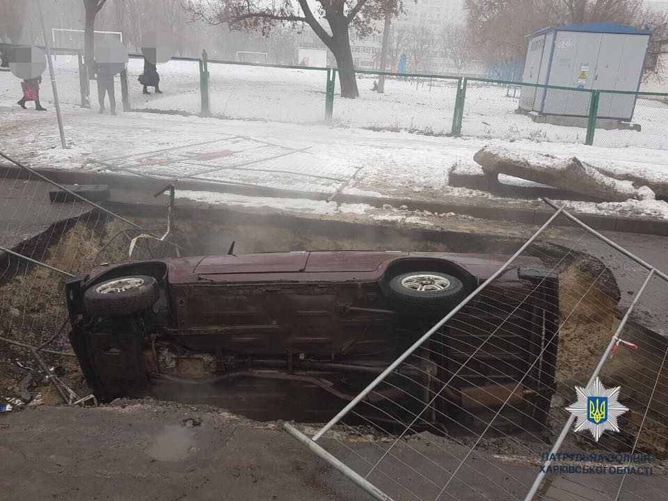 В Харькове еще один автомобиль занесло в яму, которую вырыли коммунальщики