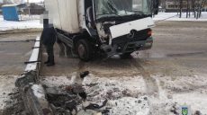 На Граковской Mercedes врезался в столб (фото)