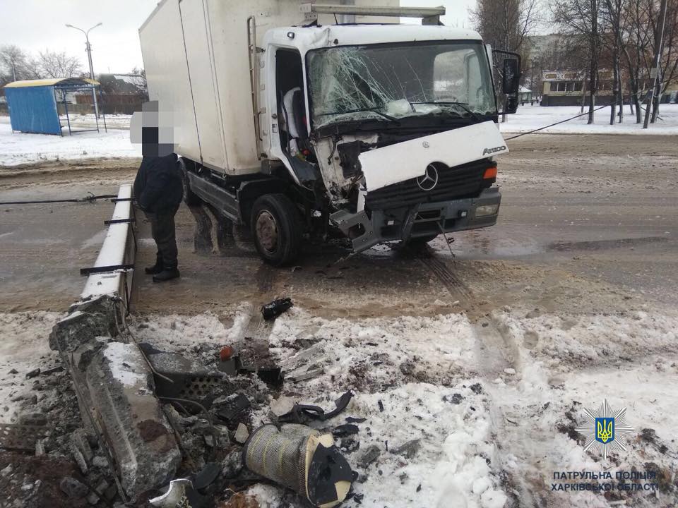 На Граковской Mercedes врезался в столб (фото)