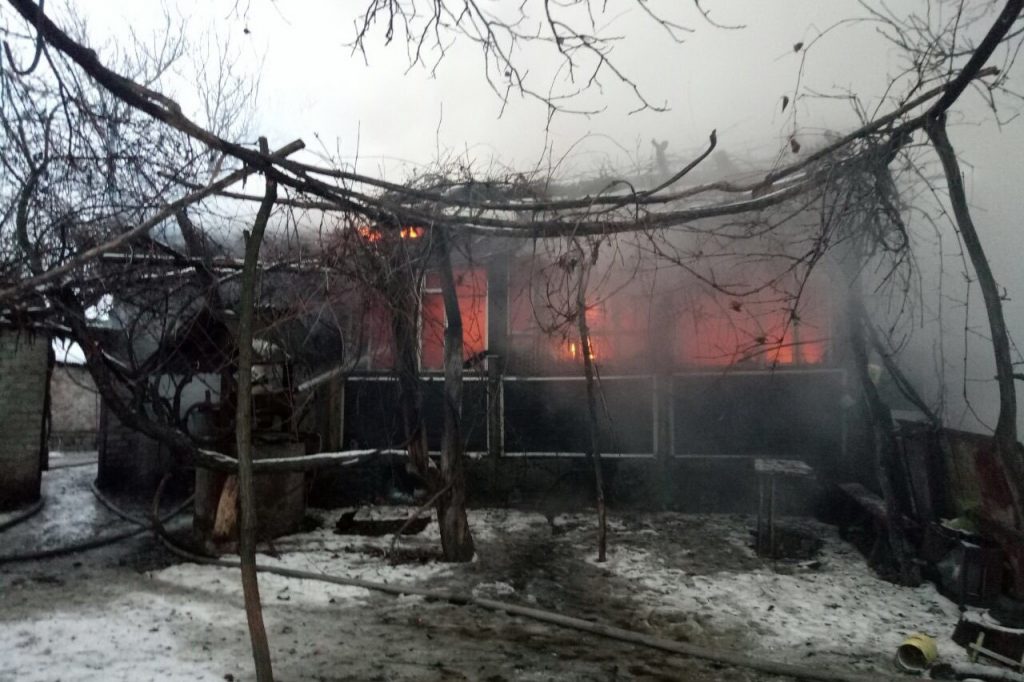 В развалинах сгоревшего дома под Харьковом обнаружили тело мужчины