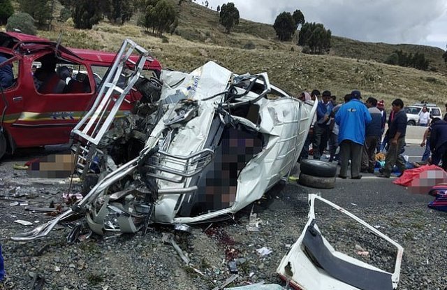 В лобовом столкновении автобусов в Боливии погибло 17 человек