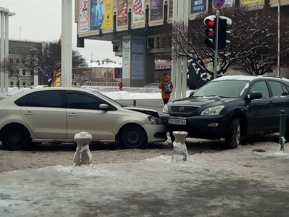 В центре Харькова столкнулись автомобили (фоторепортаж)