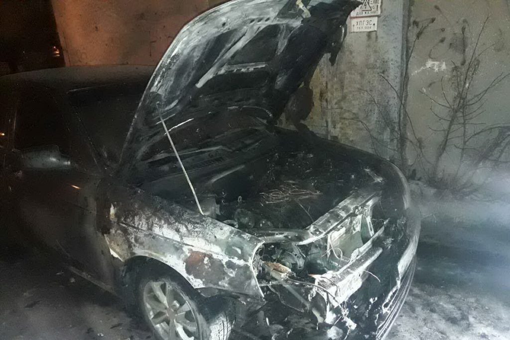 В Харькове автомобиль загорелся во время движения