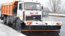Снег на дорогах Харькова убирают 137 единиц техники