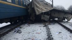 Полиция рассказала подробности столкновения поезда с грузовиком
