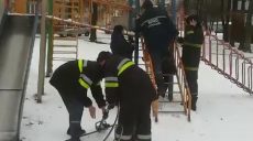 В Харькове ребенок застрял на металлической горке (фото)