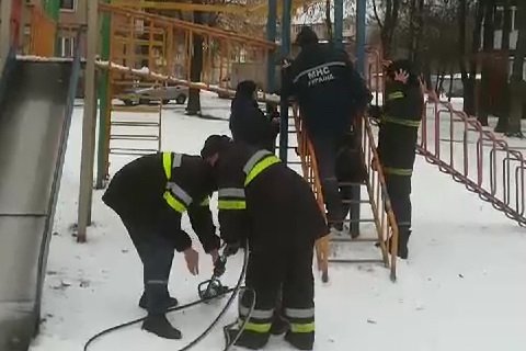 В Харькове ребенок застрял на металлической горке (фото)