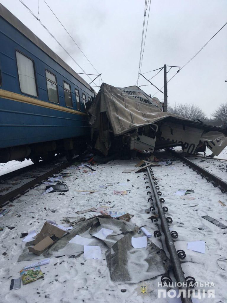 Полиция рассказала подробности столкновения поезда с грузовиком