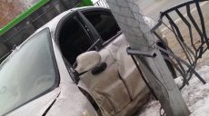На Тракторостроителей Daewoo Lanos врезался в столб (фото)