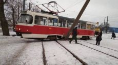 В Харькове трамвай сошел с рельсов и сбил столб электропередач (фото)