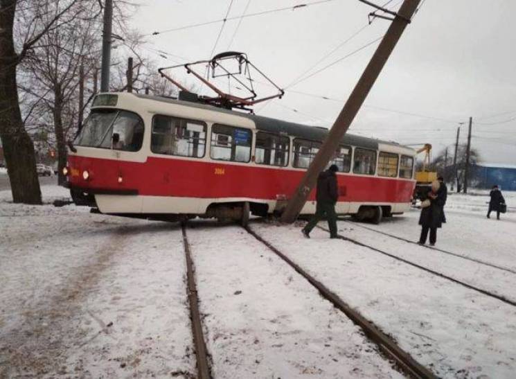 В Харькове трамвай сошел с рельсов и сбил столб электропередач (фото)