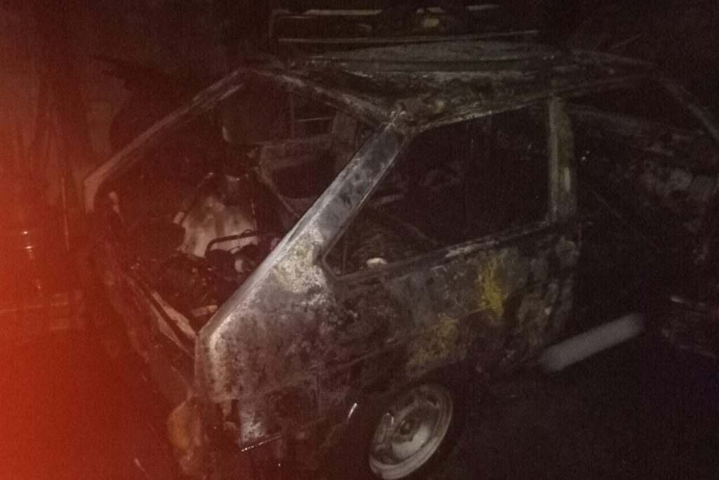 Спасатели ликвидировали пожар в гаражном кооперативе