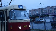 В Харькове микроавтобус перегородил дорогу трамваю (видео)