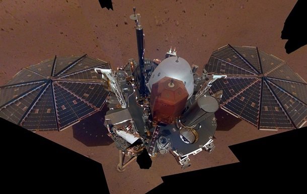 Марсианский зонд InSight сфотографировал себя на Марсе